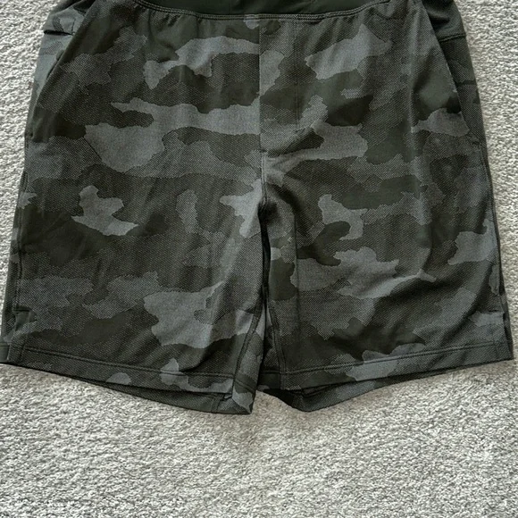 Men's Lululemon Camouflage Shorts - Picture 4 of 7